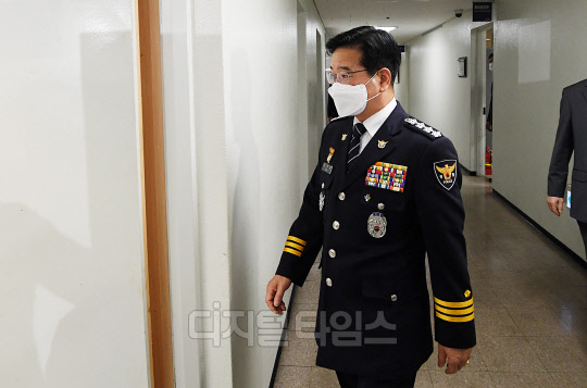 [포토] 사의 입장 발표 위해 브리핑룸 향하는 김창룡 경찰청장